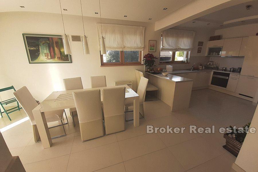 Zadar - Ładnie położony dom z widokiem na basen i morze