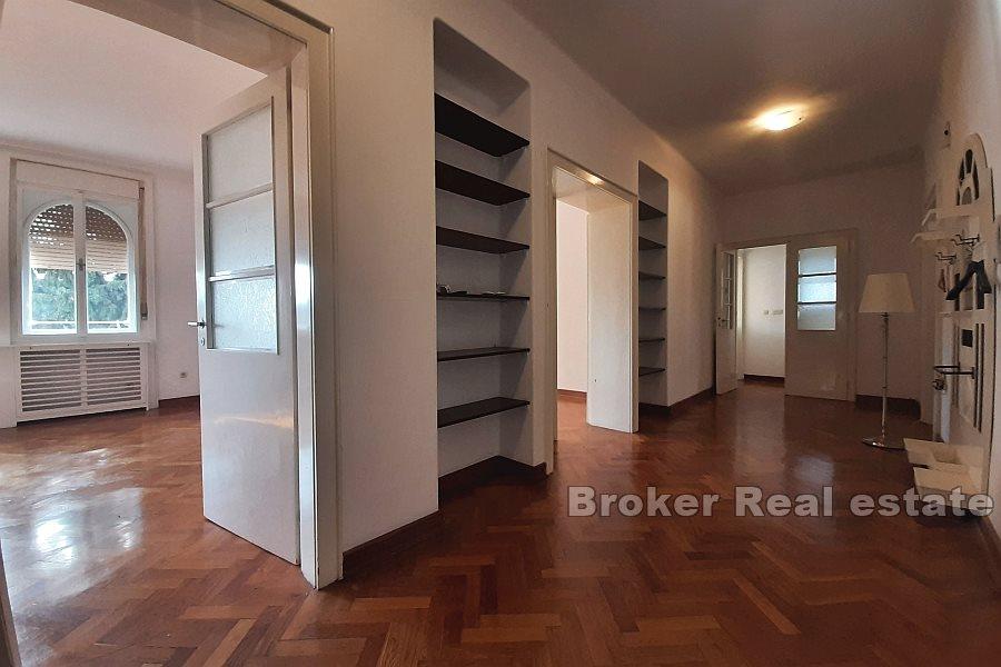 Split - Zvončac - Elegancki przestronny apartament z czterema sypialniami