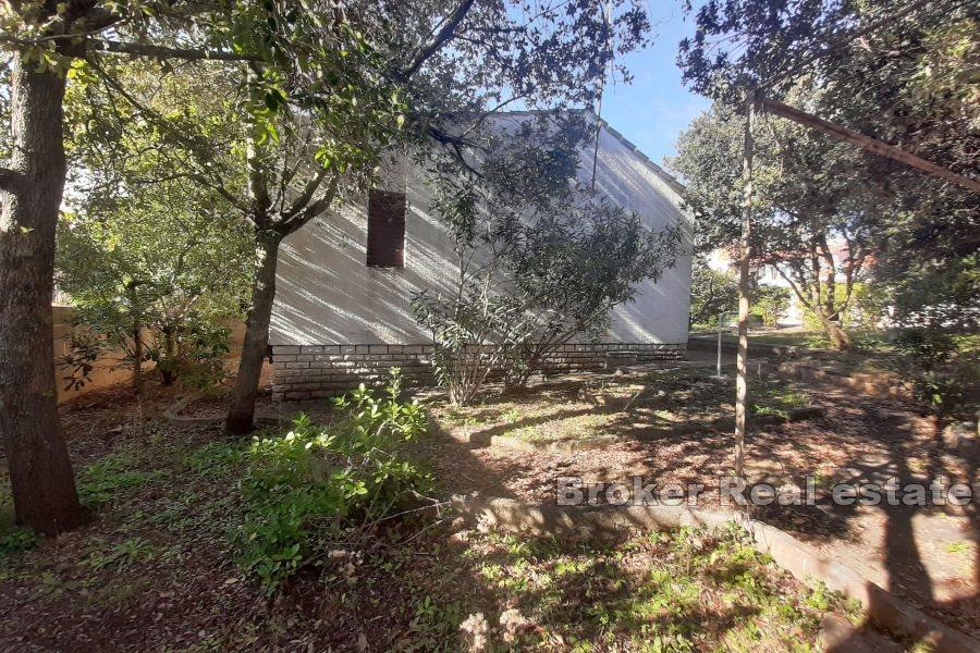 Zadar - Prizemna kuća za renovaciju nedaleko mora