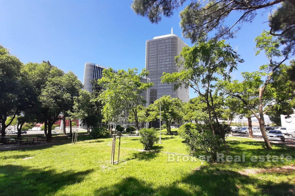 Attractively positioned space on two floors