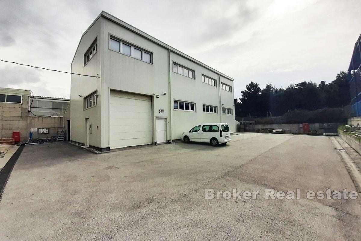 Bâtiment commercial à des fins de production et de stockage