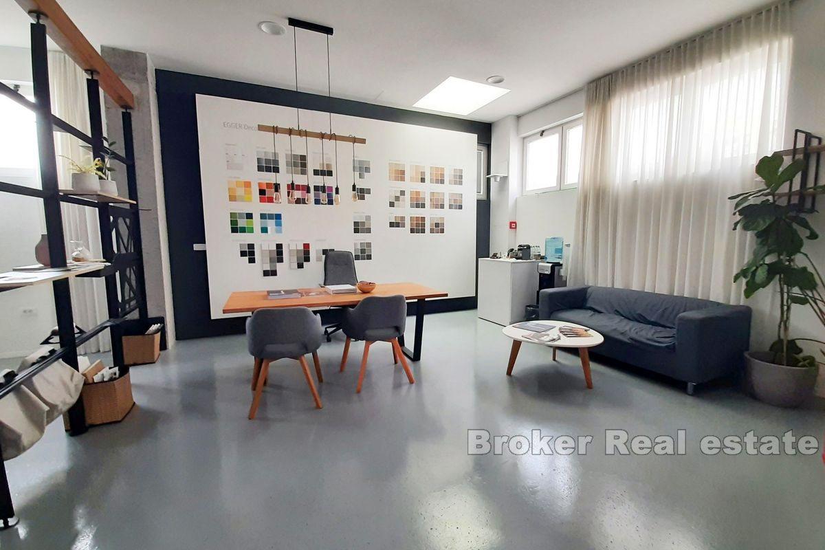 Bâtiment commercial à des fins de production et de stockage