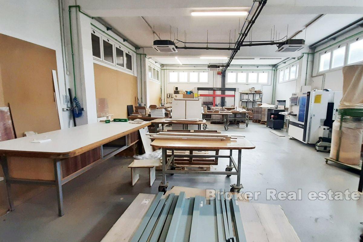 Bâtiment commercial à des fins de production et de stockage