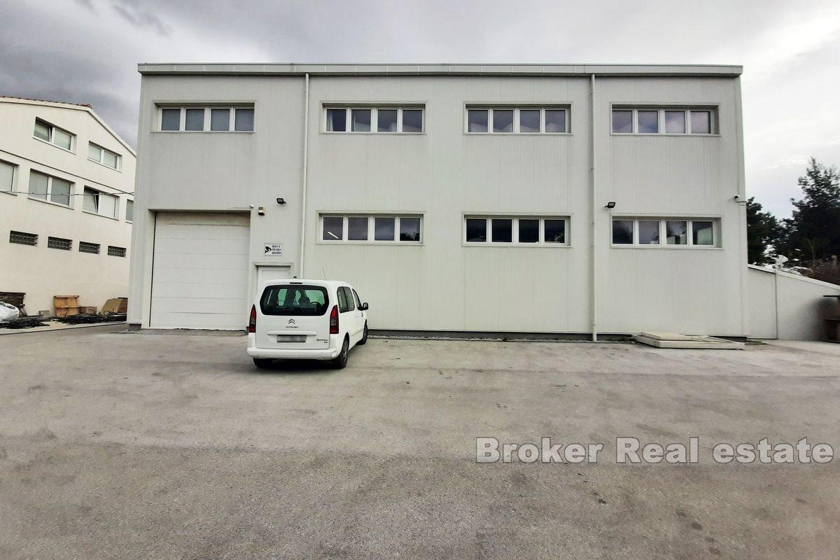 Bâtiment commercial à des fins de production et de stockage