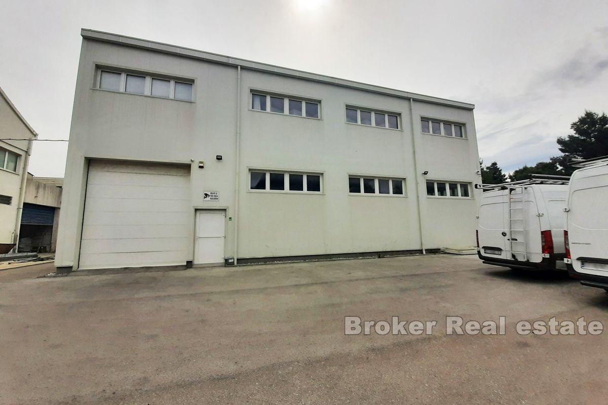 Bâtiment commercial à des fins de production et de stockage