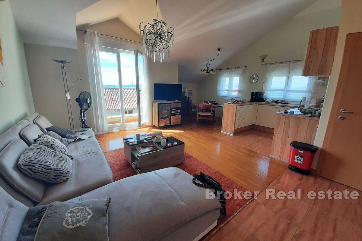 Trzypokojowy apartament na najwyższym piętrze z widokiem na morze