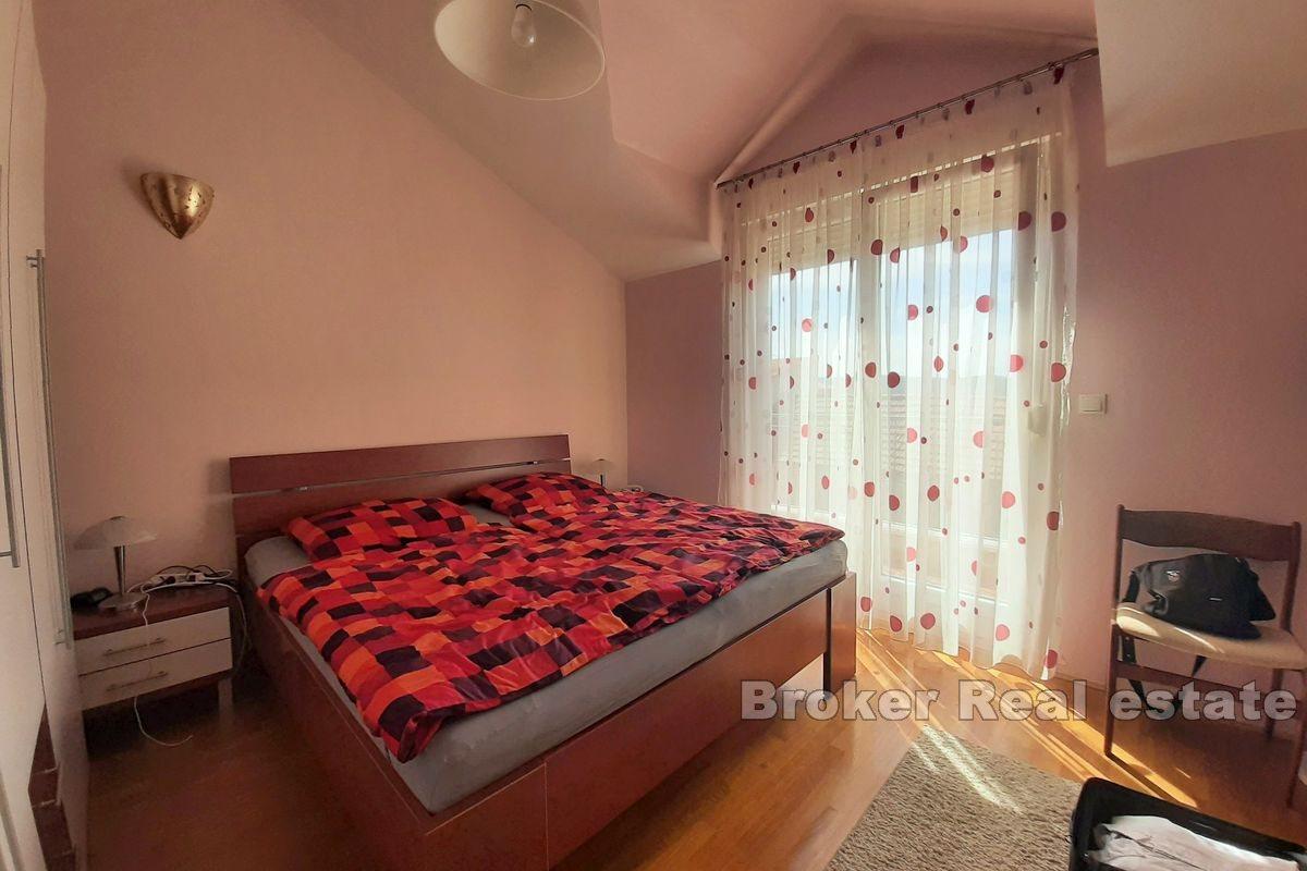 Trzypokojowy apartament na najwyższym piętrze z widokiem na morze