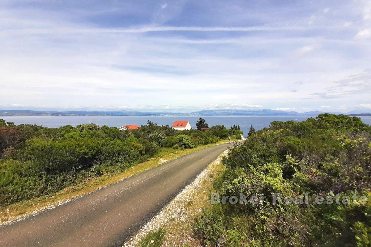 Ideally positioned land with a sea view