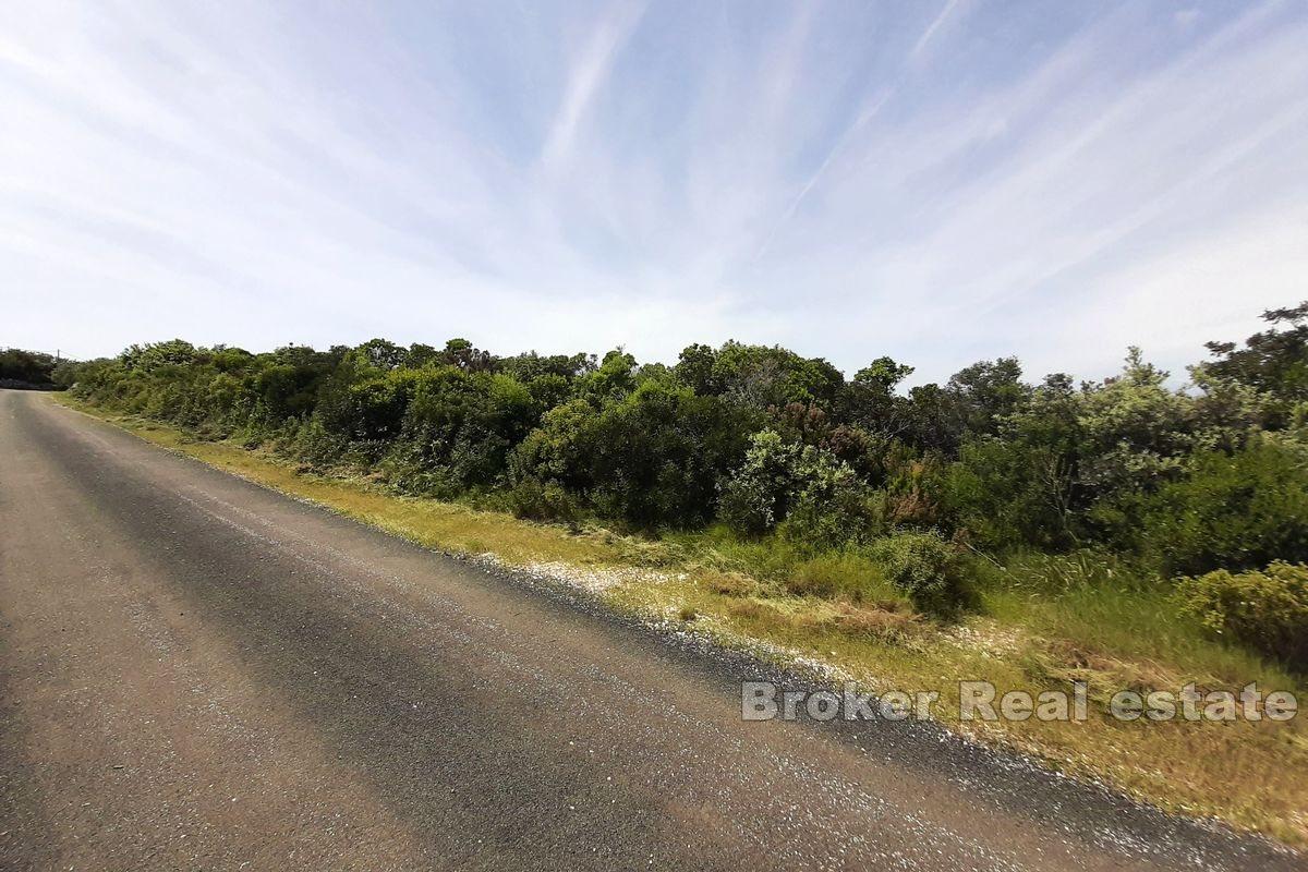 Ideally positioned land with a sea view