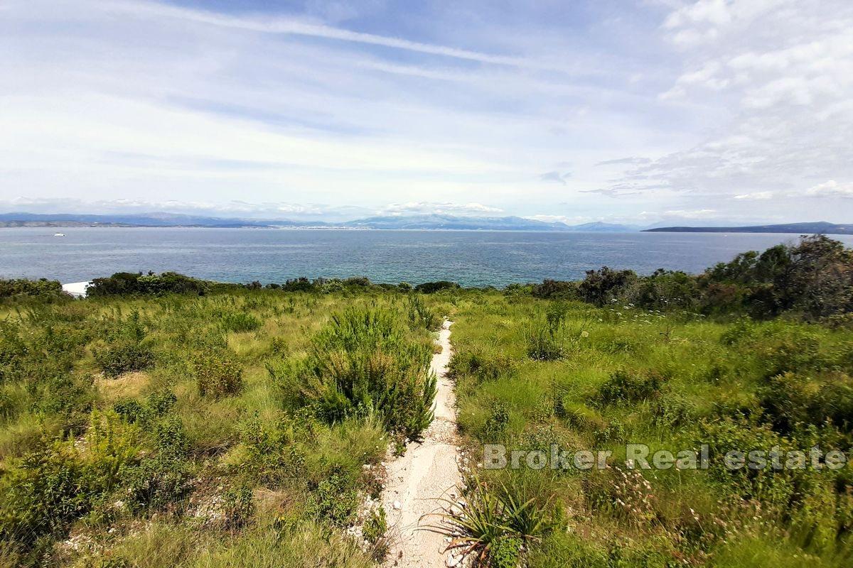 Ideally positioned land with a sea view
