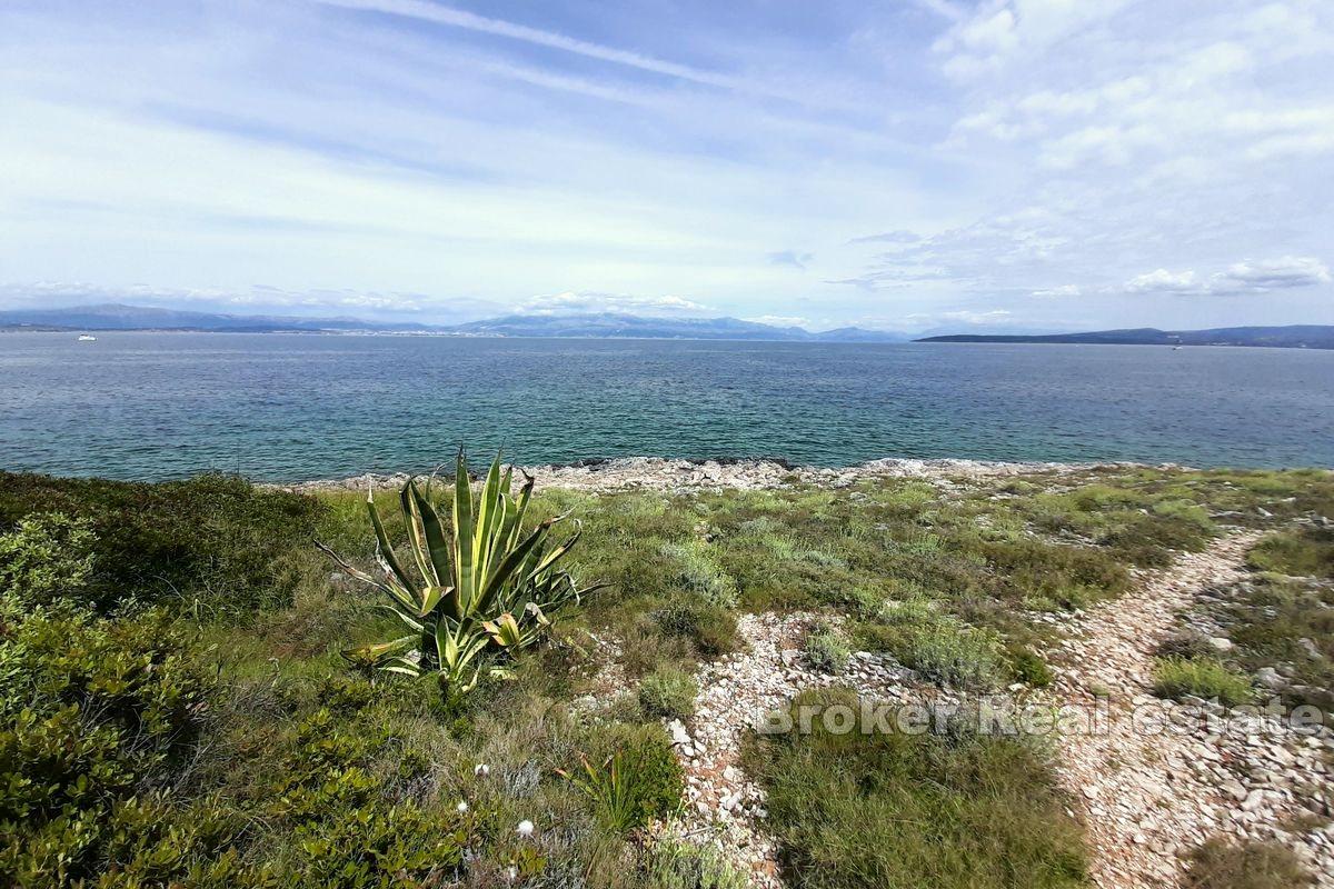 Ideally positioned land with a sea view