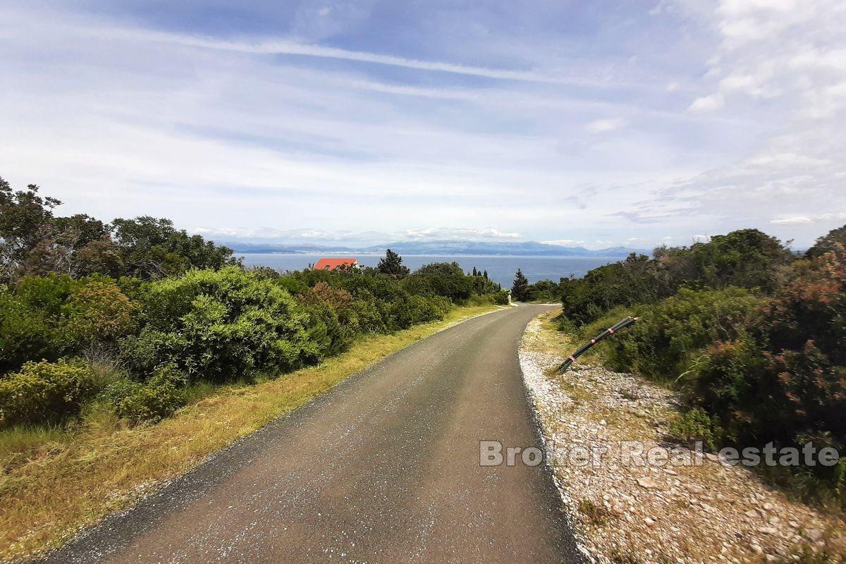 Ideally positioned land with a sea view