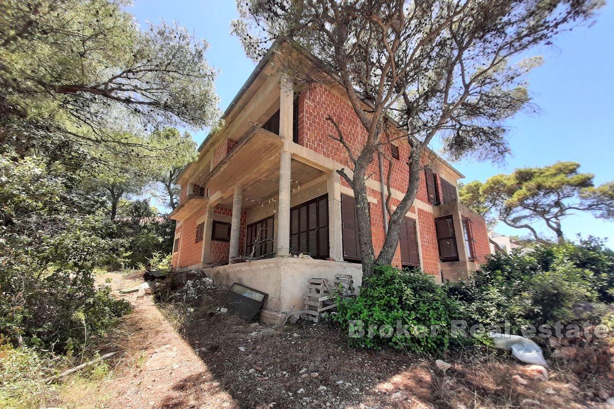 Immeuble inachevé en bord de mer