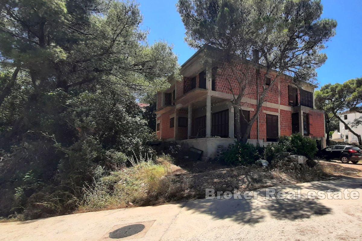 Immeuble inachevé en bord de mer