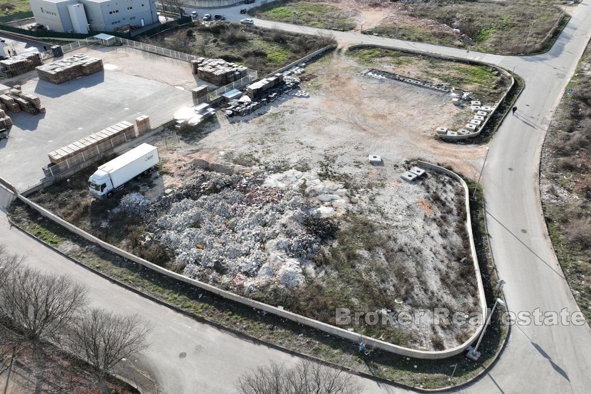 Stavební pozemek se nachází v obchodní zóně