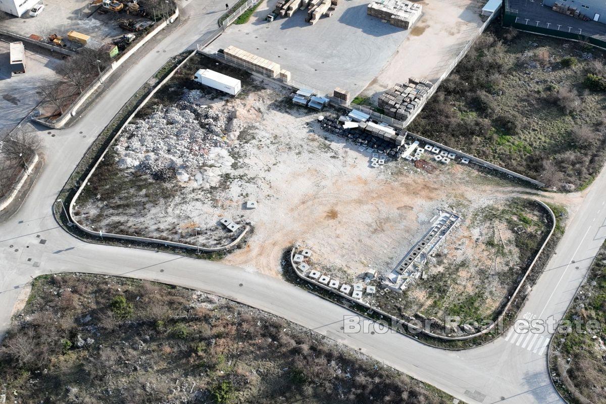 Stavební pozemek se nachází v obchodní zóně