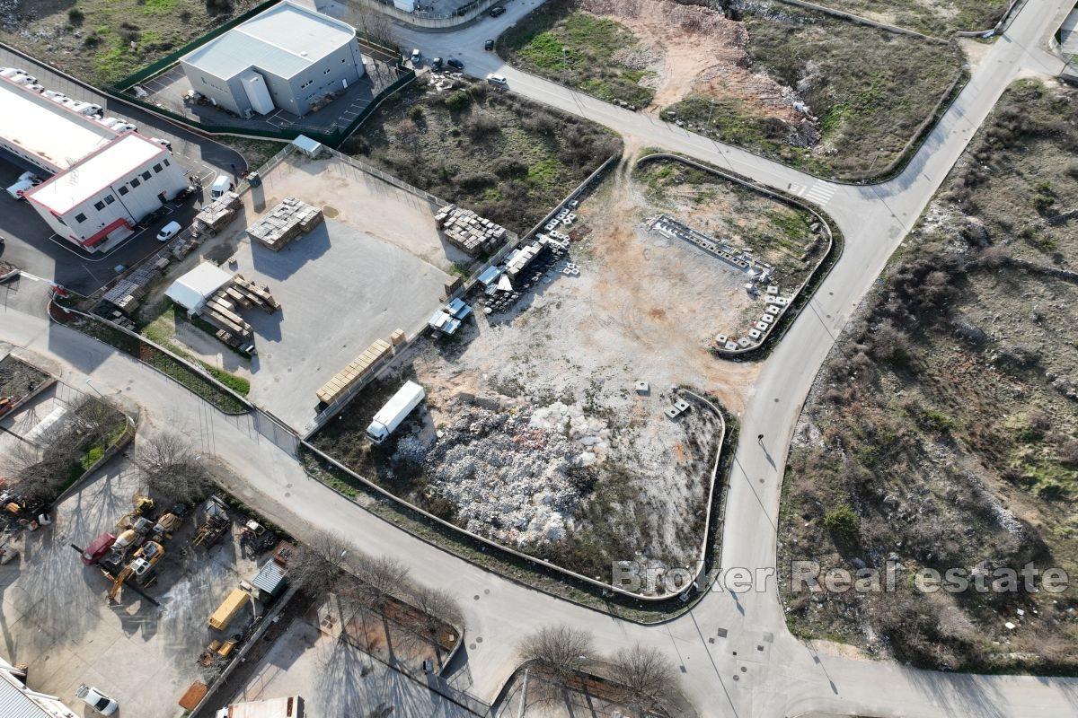 Stavební pozemek se nachází v obchodní zóně