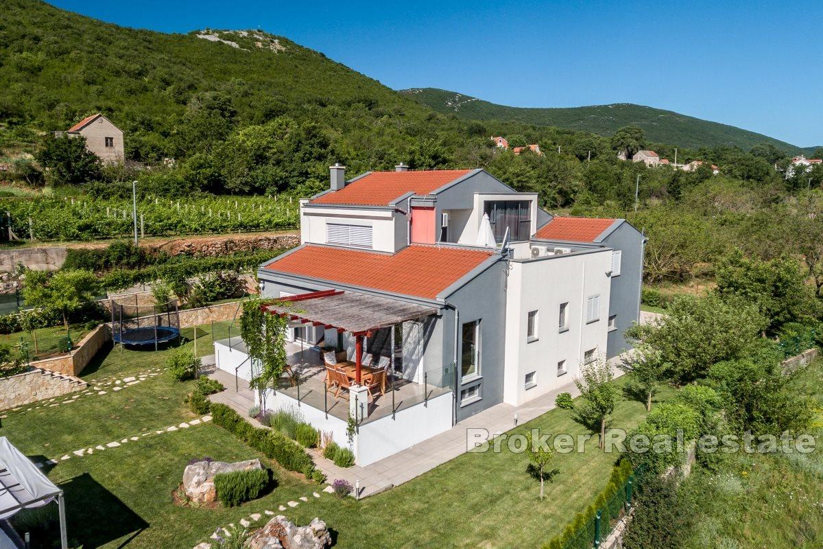 Wiejska willa z basenem w naturalnym środowisku