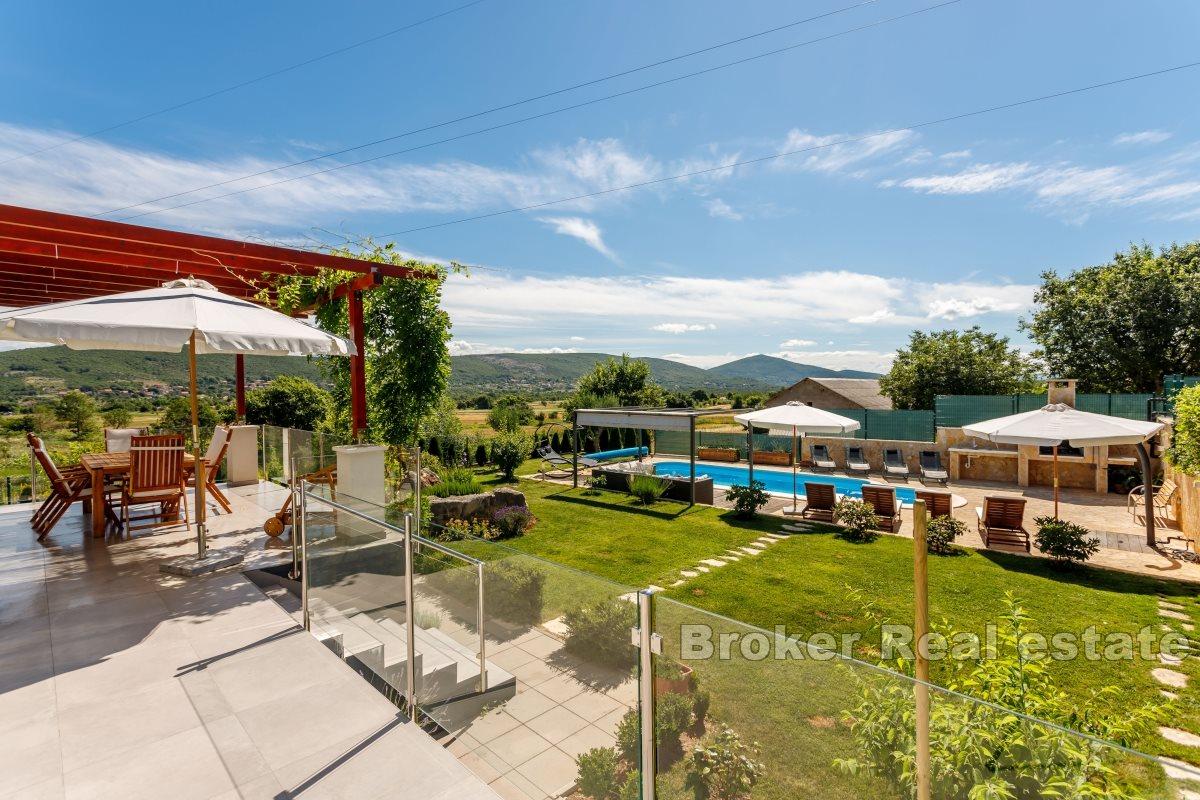 Wiejska willa z basenem w naturalnym środowisku