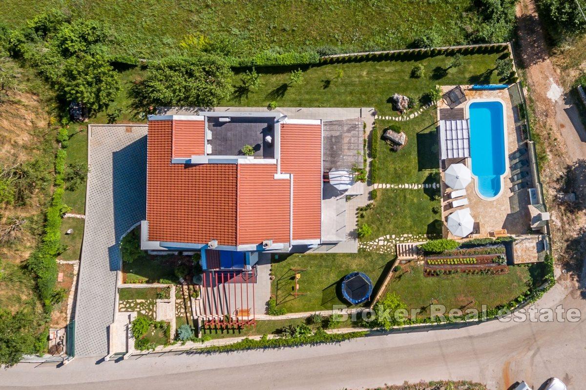 Wiejska willa z basenem w naturalnym środowisku