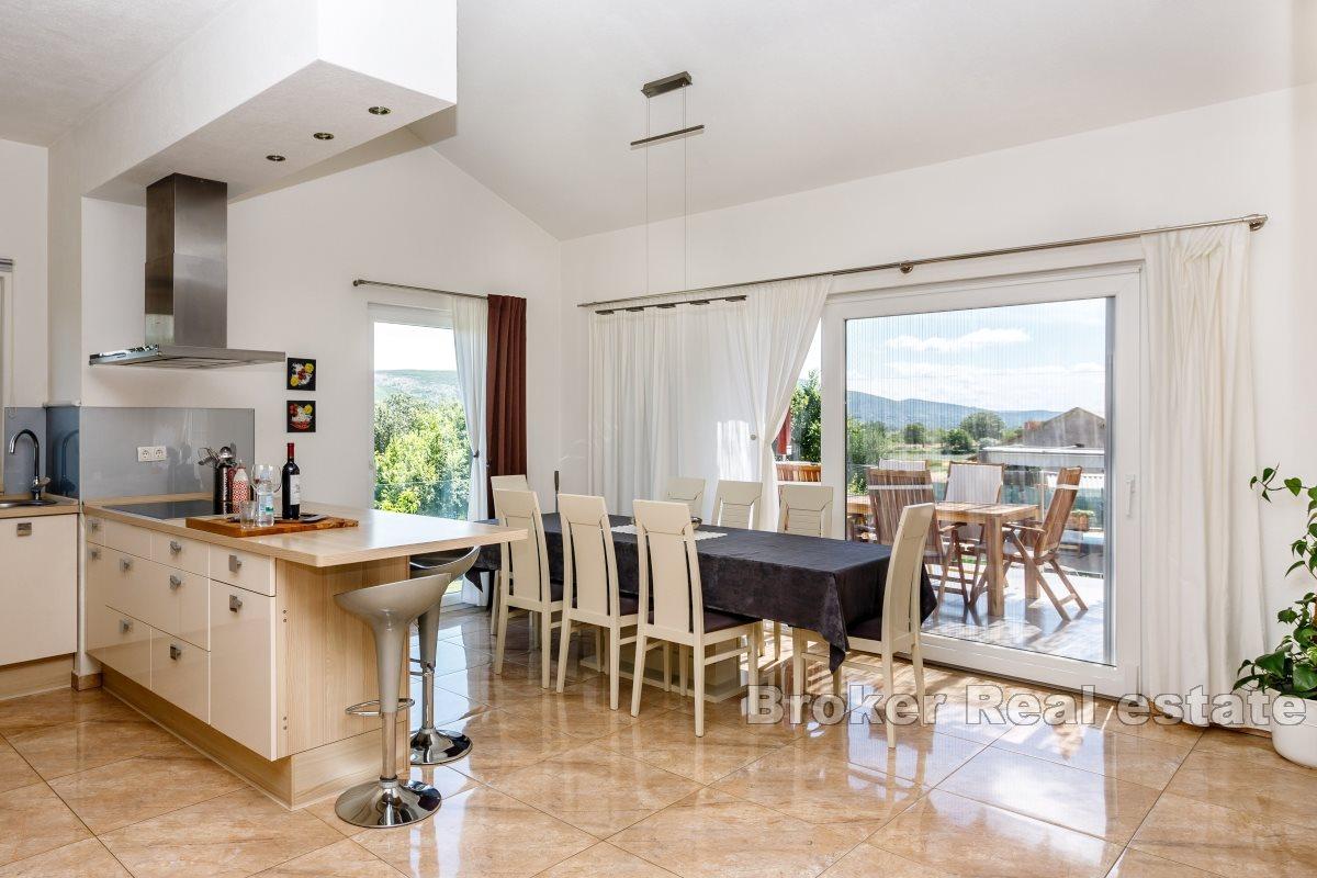 Wiejska willa z basenem w naturalnym środowisku