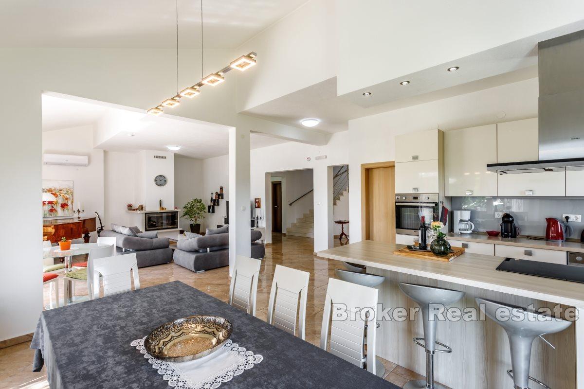 Wiejska willa z basenem w naturalnym środowisku