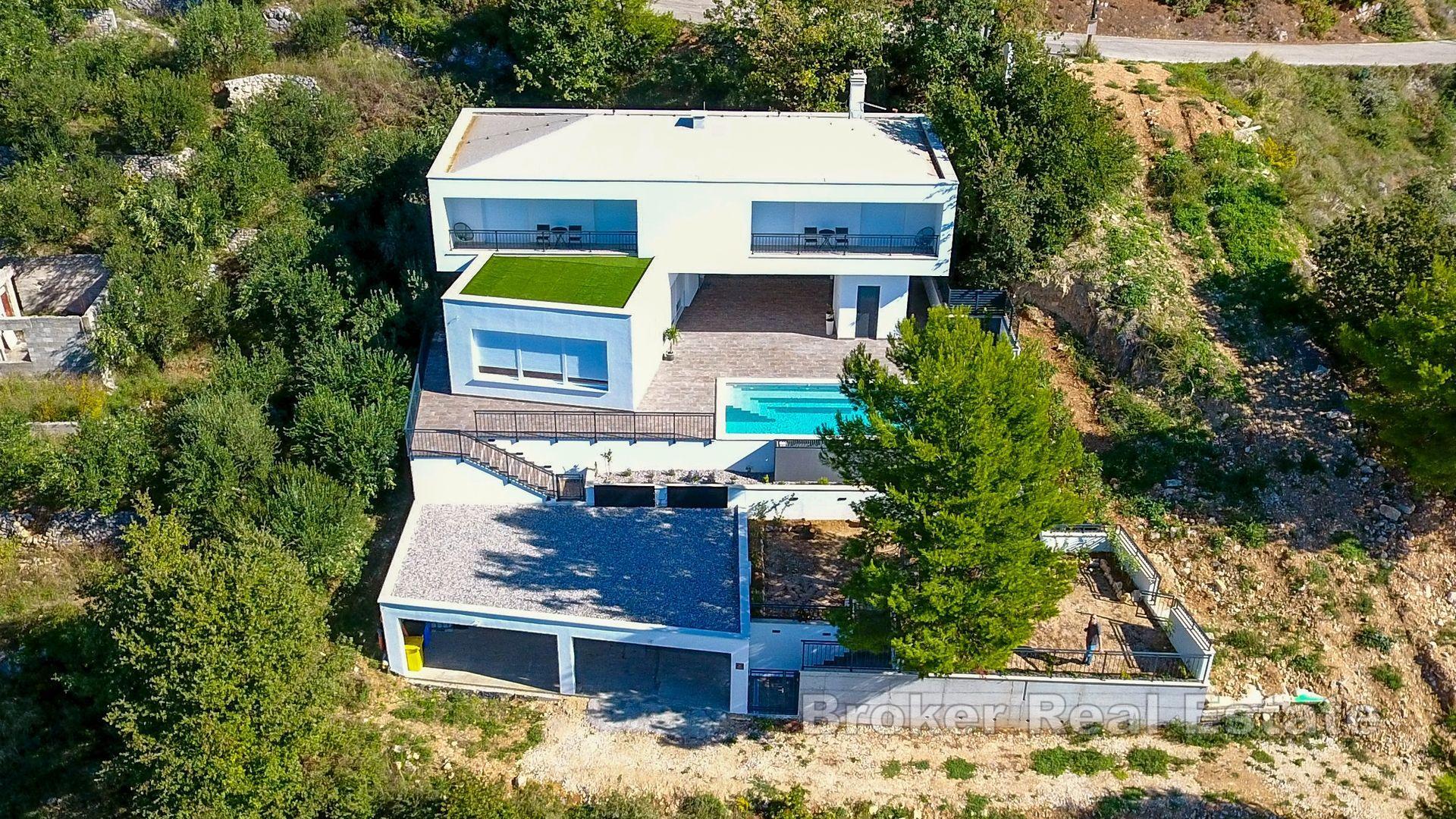 Vila s bazénem a úchvatným výhledem na moře