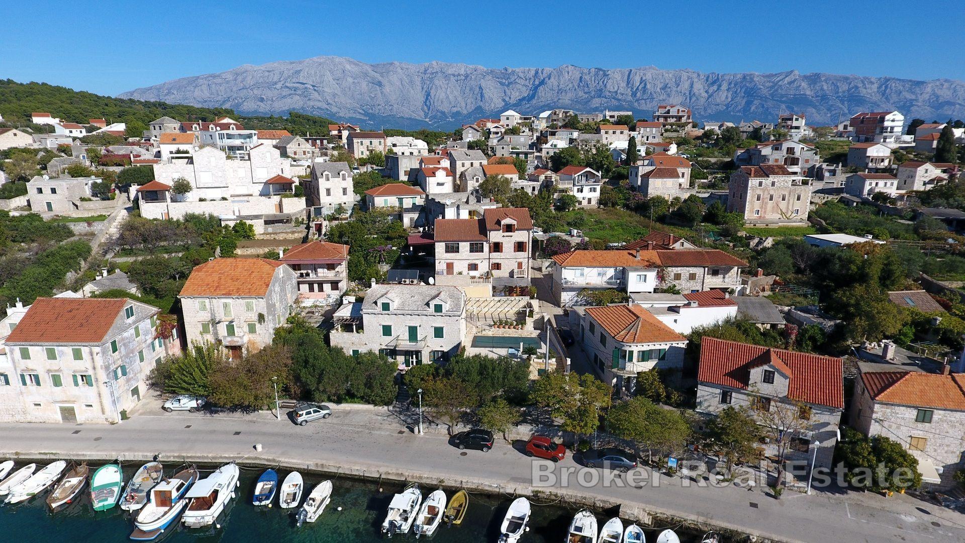 Eine einzigartige Steinvilla mit zwei Einheiten, einem Pool und Aussicht