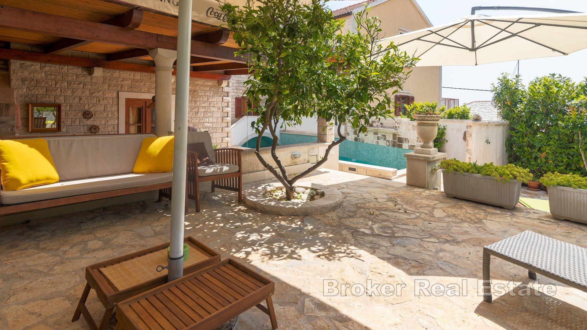 Wyjątkowa kamienna willa z dwiema jednostkami, basenem i widokiem