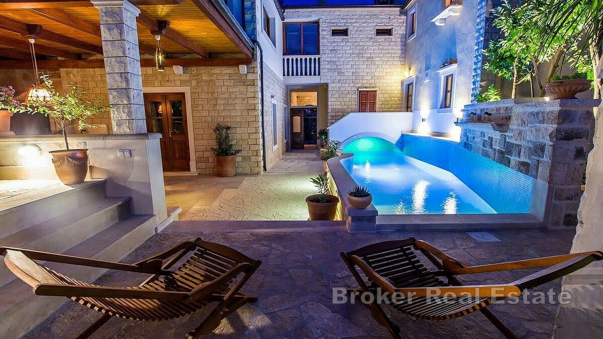 Eine einzigartige Steinvilla mit zwei Einheiten, einem Pool und Aussicht