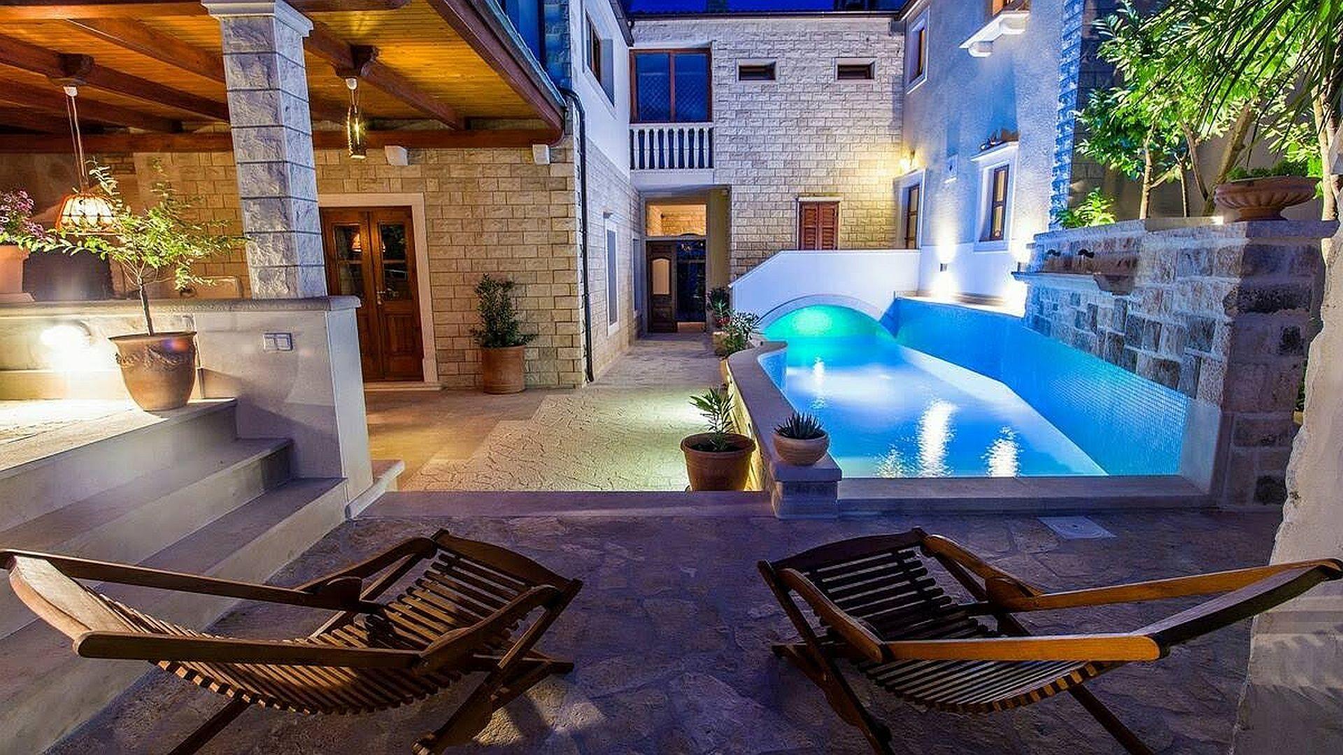 Eine einzigartige Steinvilla mit zwei Einheiten, einem Pool und Aussicht