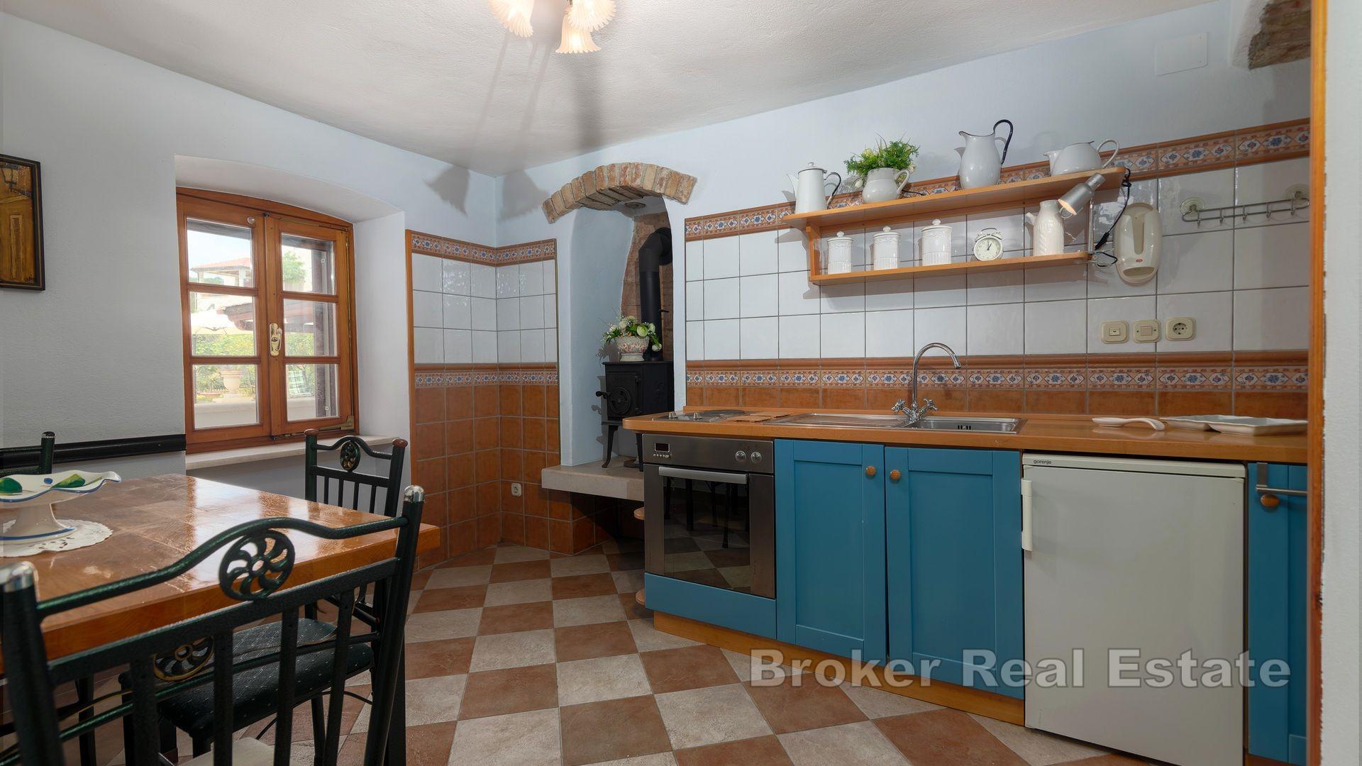 Eine einzigartige Steinvilla mit zwei Einheiten, einem Pool und Aussicht