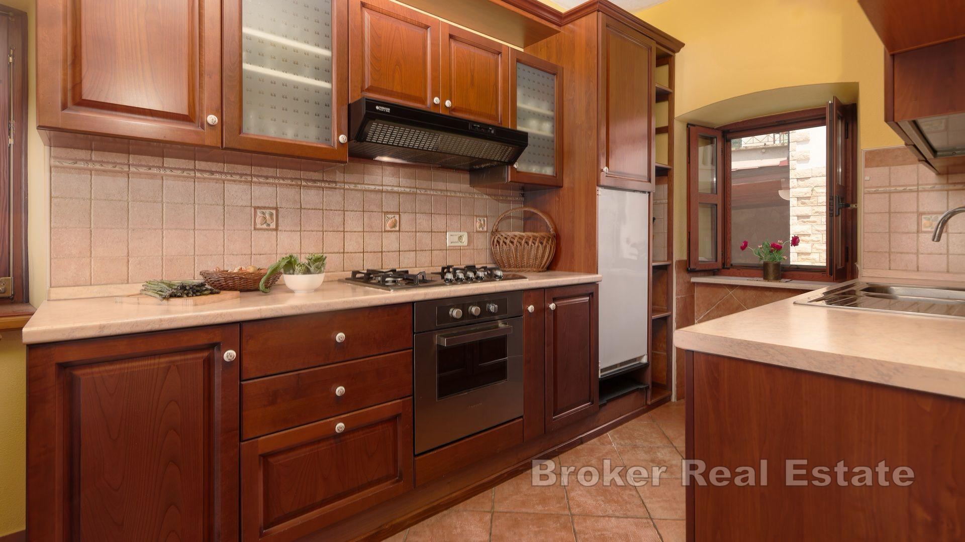 Eine einzigartige Steinvilla mit zwei Einheiten, einem Pool und Aussicht