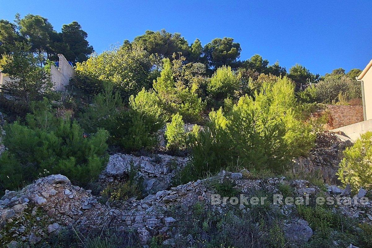 Terrain à bâtir au nord de Brač avec un projet