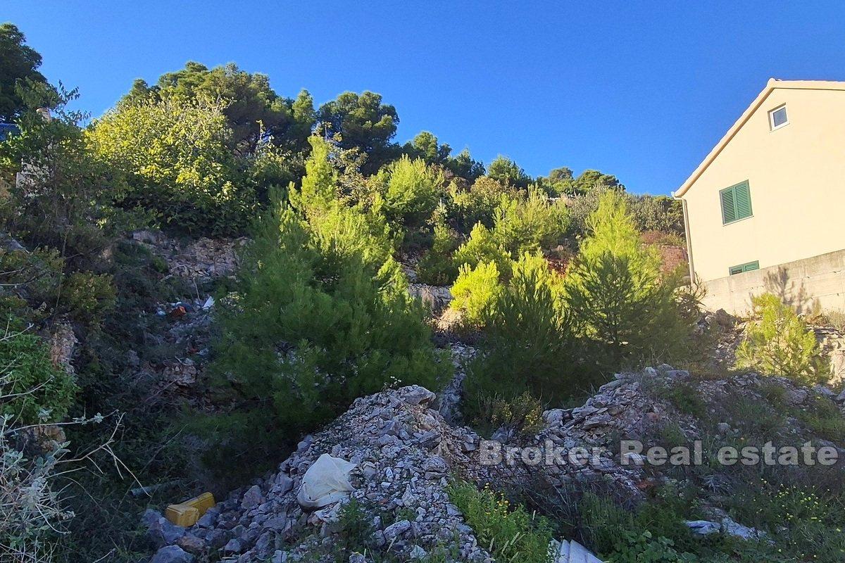 Terrain à bâtir au nord de Brač avec un projet