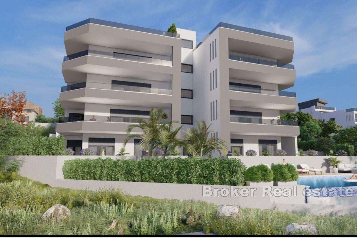 Moderna lägenheter under uppbyggnad med pool och utsikt