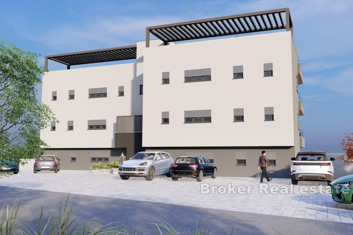 Moderne leiligheter under bygging med basseng og utsikt