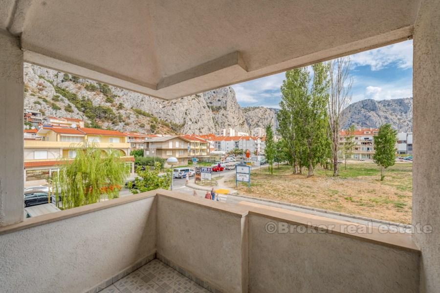 Omis, wygodny apartament z trzema sypialniami