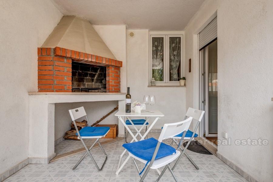 Omis, wygodny apartament z trzema sypialniami