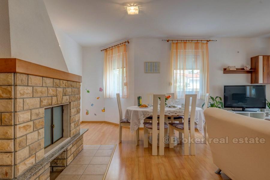 Omis, wygodny apartament z trzema sypialniami