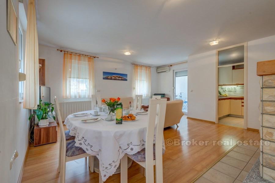 Omis, wygodny apartament z trzema sypialniami