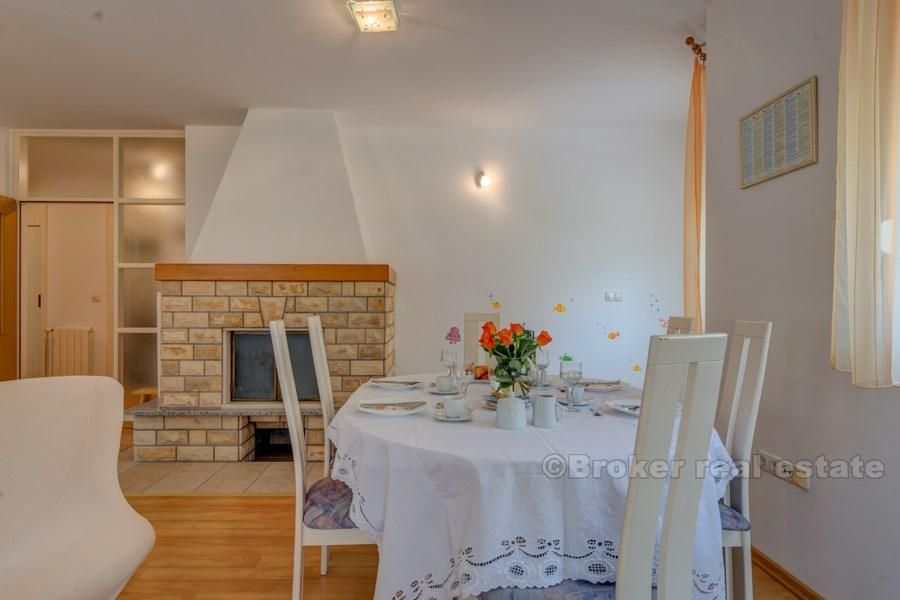 Omis, wygodny apartament z trzema sypialniami