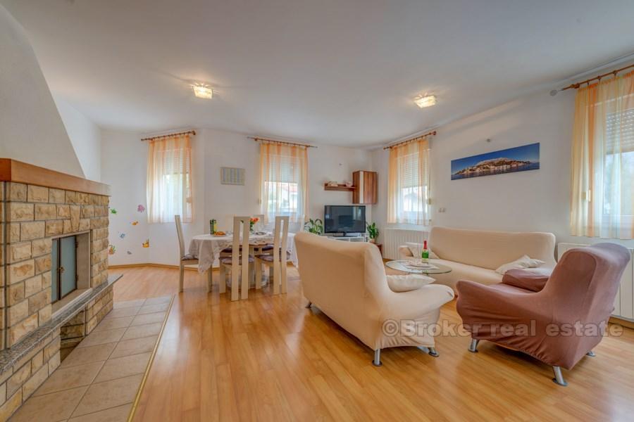 Omis, wygodny apartament z trzema sypialniami