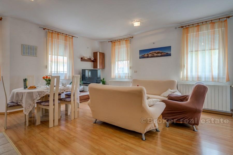 Omis, wygodny apartament z trzema sypialniami