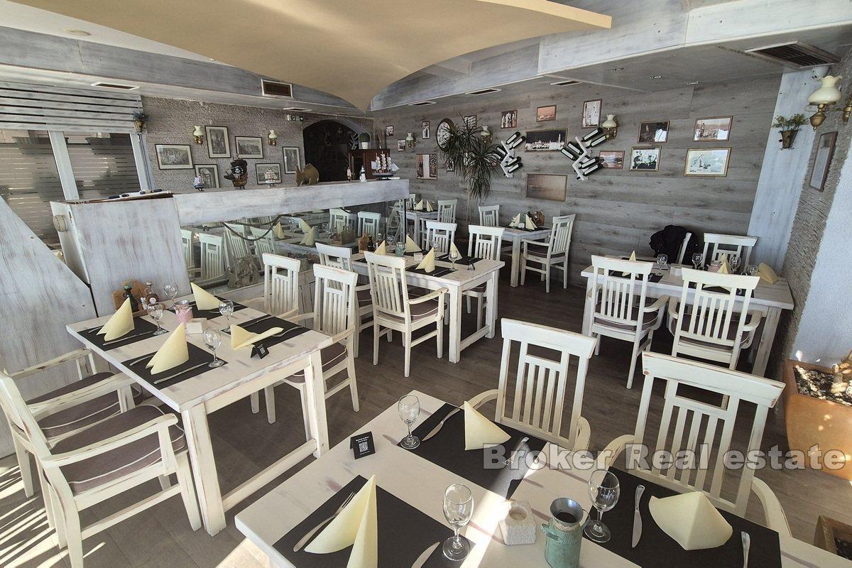 Prostorná, elegantní restaurace na nábřeží