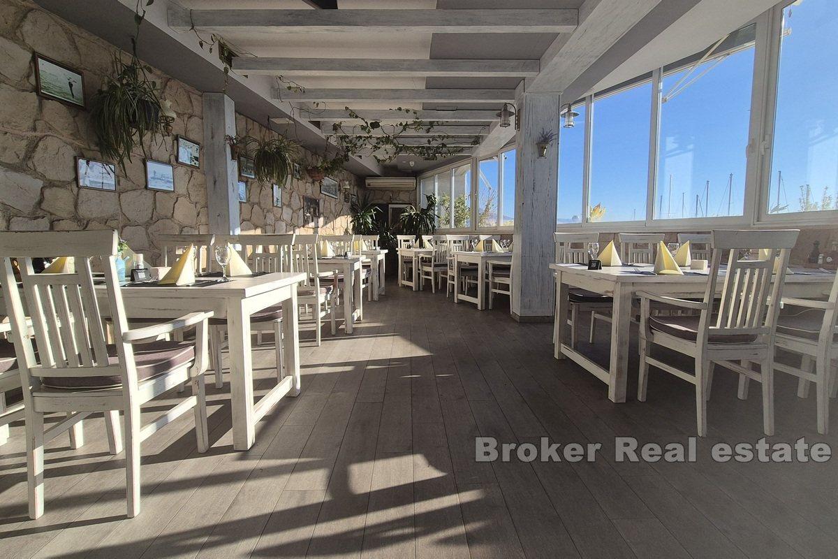 Prostorná, elegantní restaurace na nábřeží