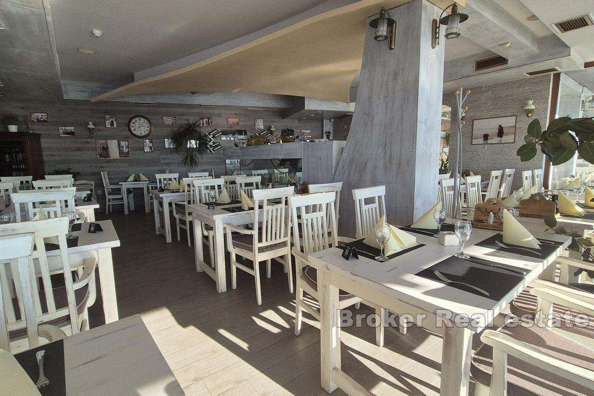 Prostorná, elegantní restaurace na nábřeží