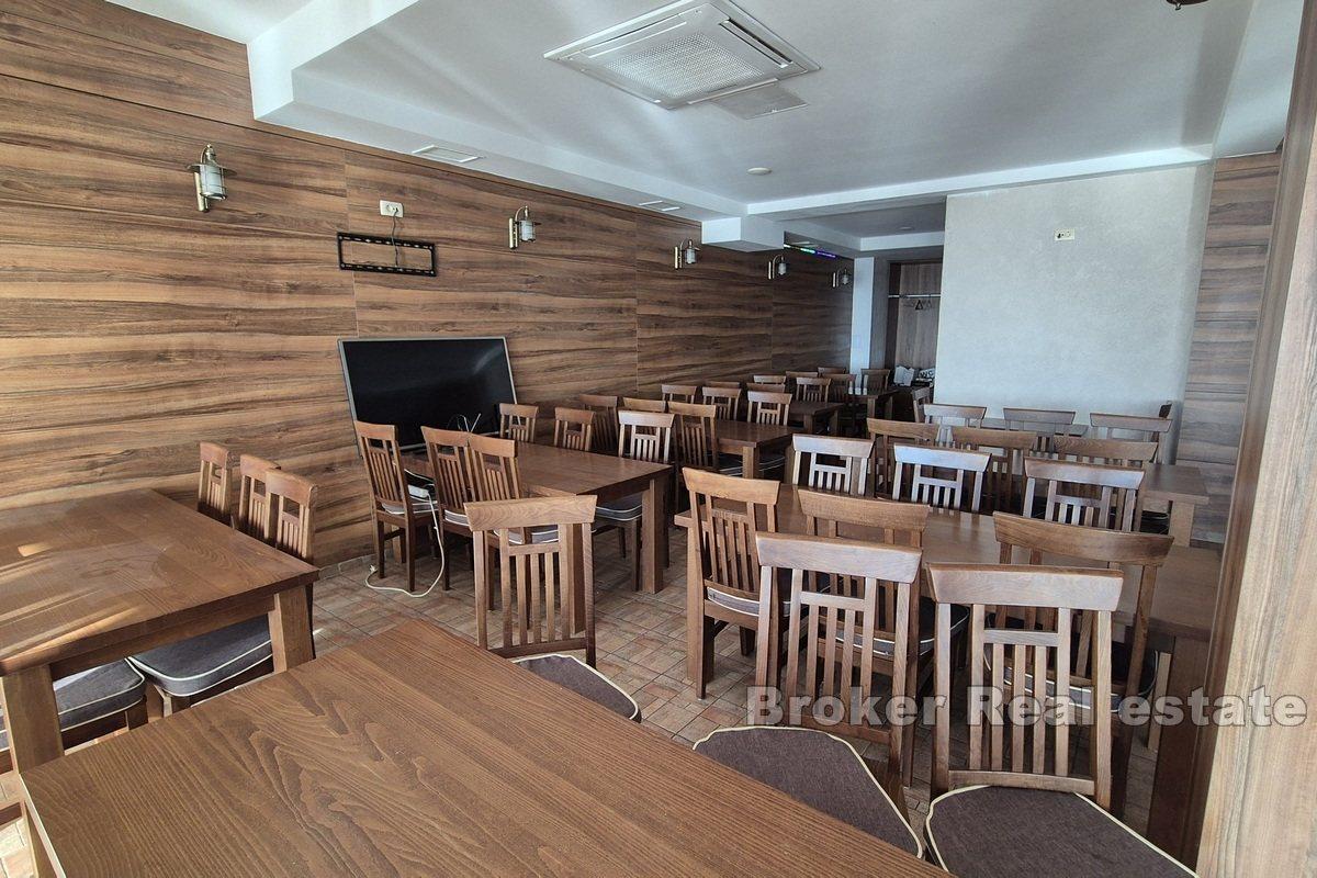 Romslig, elegant restaurant ved strandpromenaden