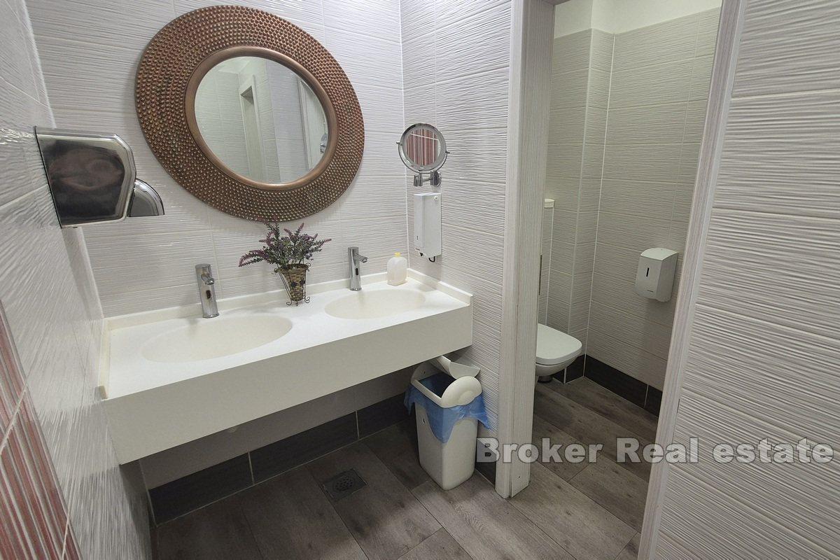 Prostorná, elegantní restaurace na nábřeží