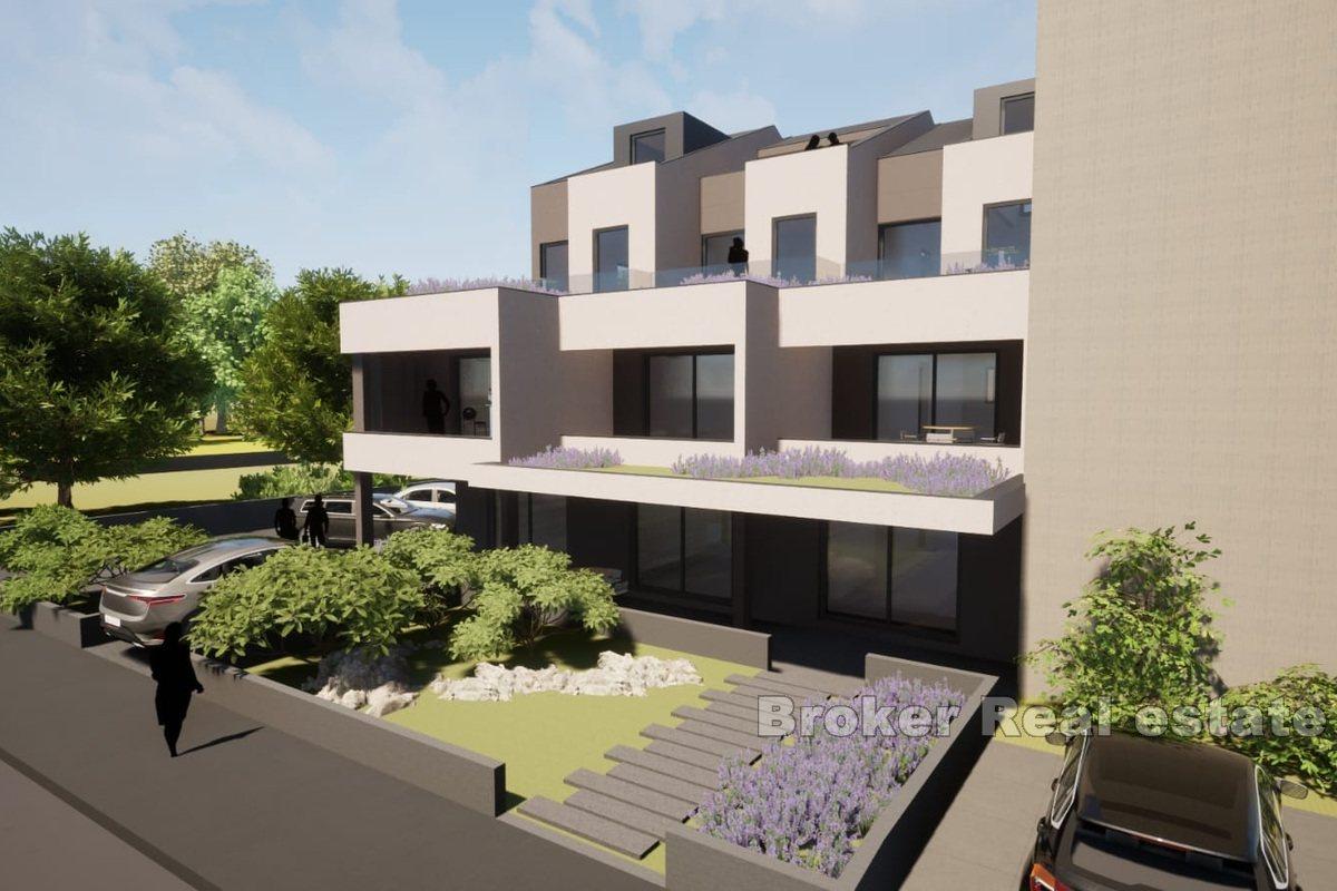 Nově postavené apartmány v první řadě u moře